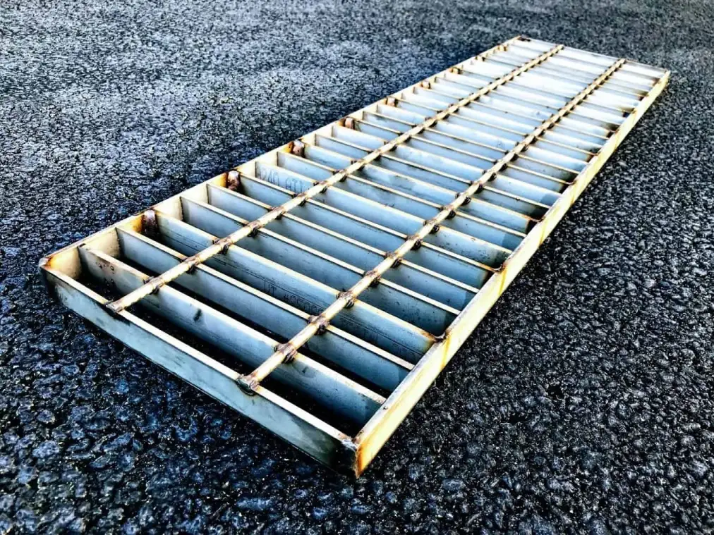Rejilla de acero Dengtai — rejilla de acero electrosoldada, panel completo, instalada en piso exterior (foto real de fábrica)