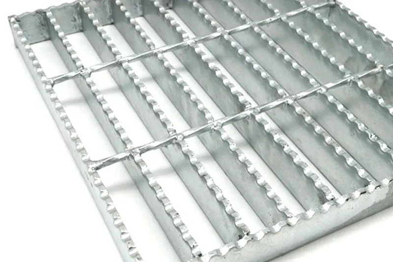 Rejilla de acero Dengtai — rejilla de acero electrosoldada con solera dentada, panel completo, acabado galvanizado en caliente, sobre fondo neutro (foto real de fábrica)