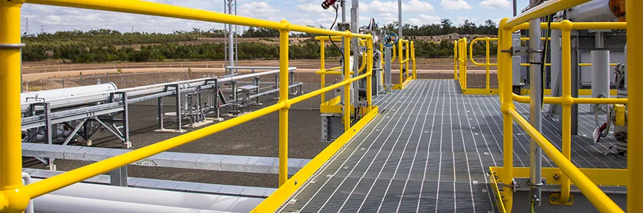 Rejilla de acero Dengtai — rejilla de acero electrosoldada, vista a tres cuartos, paneles apilados en planta, manejo y embarque de paneles (foto real de fábrica)