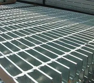 Rejilla de acero Dengtai — rejilla de acero electrosoldada, panel completo, acabado galvanizado en caliente, paneles apilados en planta (foto real de fábrica)