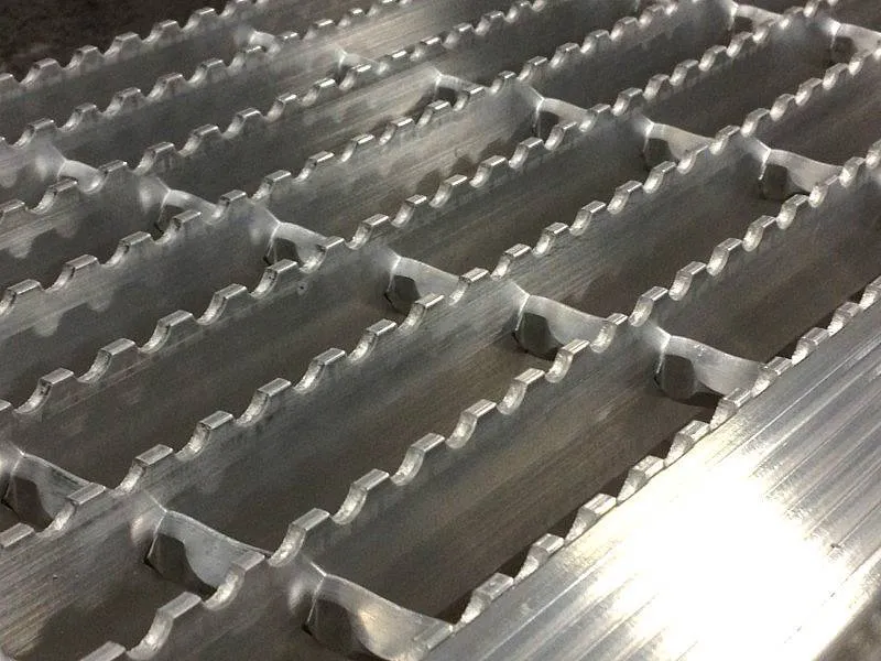 Rejilla de acero Dengtai — rejilla de acero electrosoldada con solera dentada, vista de detalle (foto real de fábrica)