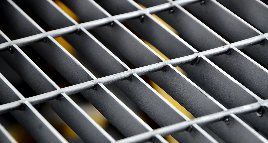 Rejilla de acero Dengtai — panel de rejilla galvanizada en caliente, vista de detalle, con puntos de soldadura visibles, en taller de producción (foto real de fábrica)