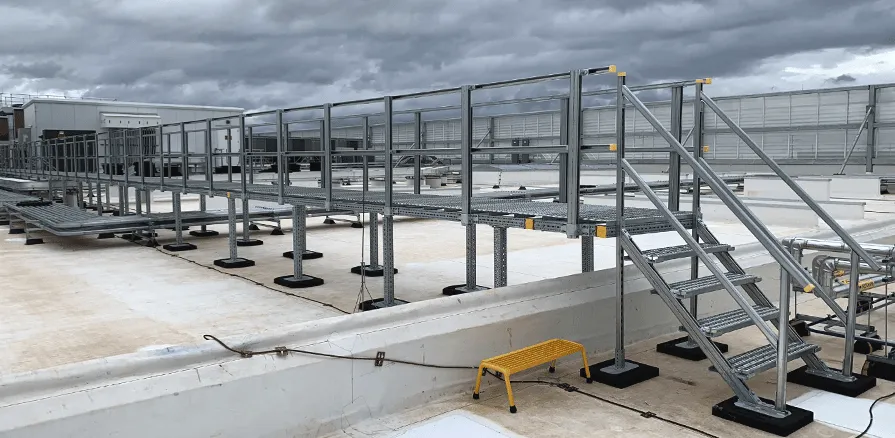 Rejilla de acero Dengtai — panel de rejilla galvanizada en caliente, panel completo, instalada como plataforma peatonal (foto real de fábrica)