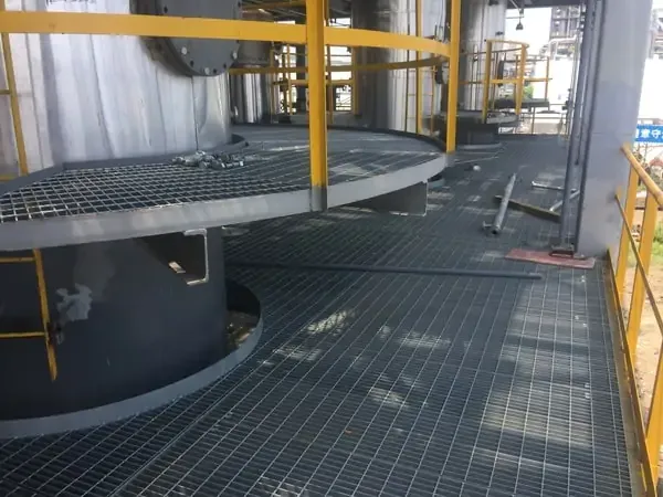 Rejilla de acero Dengtai — rejilla de acero electrosoldada, instalada como plataforma peatonal (foto real de fábrica)