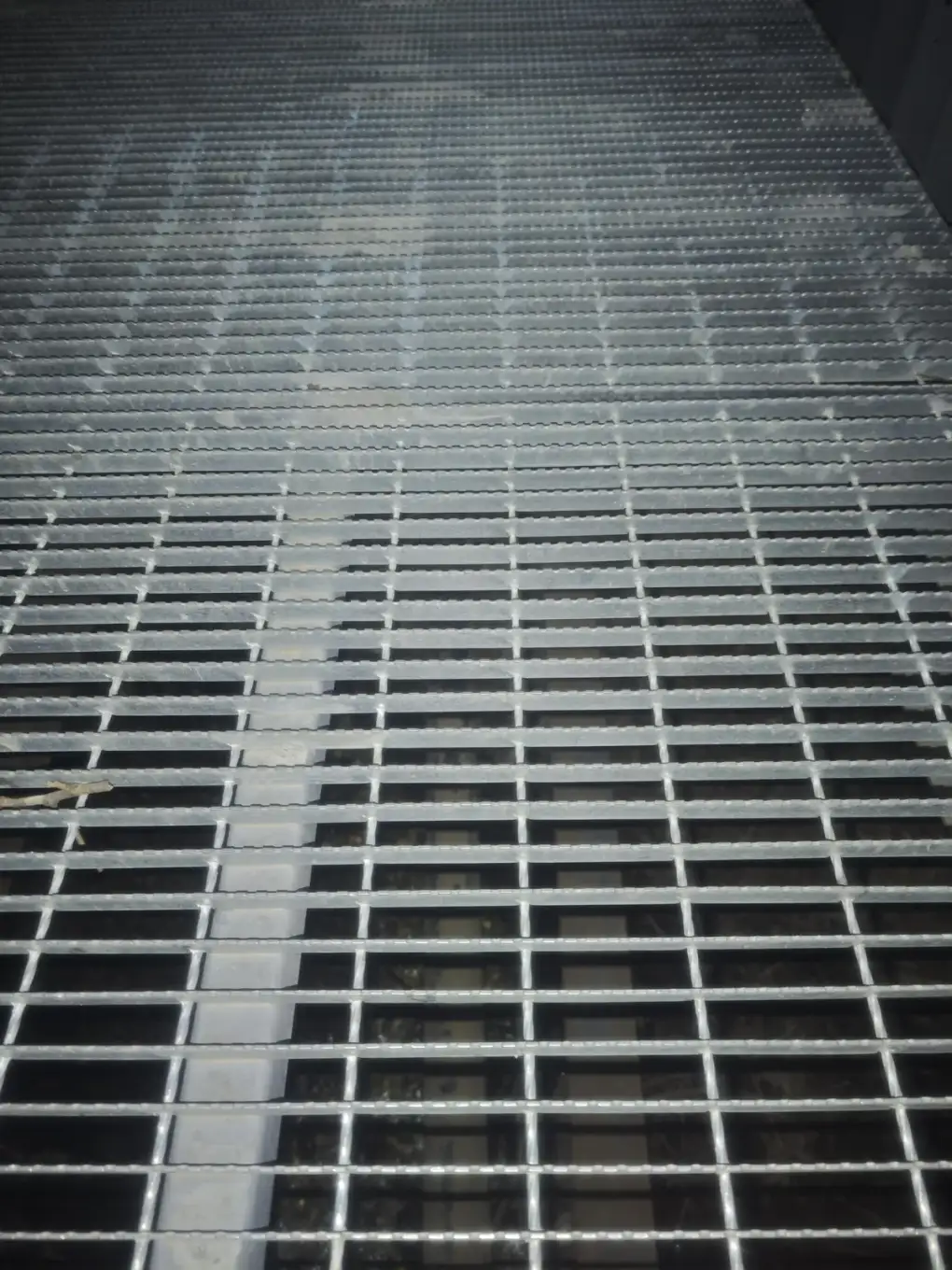Rejilla de acero Dengtai — rejilla de acero electrosoldada, instalada en piso exterior, peldaños de escalera industrial (foto real de fábrica)