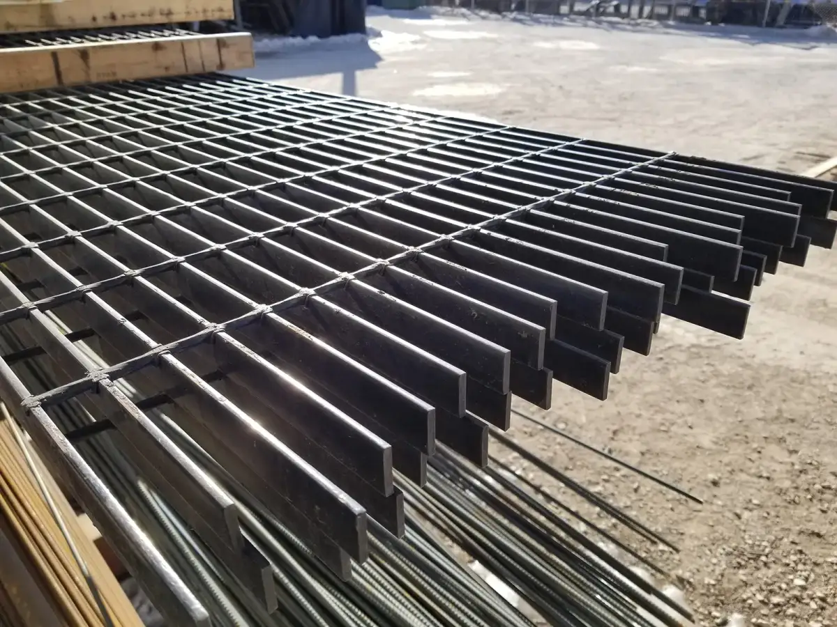 Rejilla de acero Dengtai — rejilla de acero electrosoldada, instalada como plataforma peatonal (foto real de fábrica)