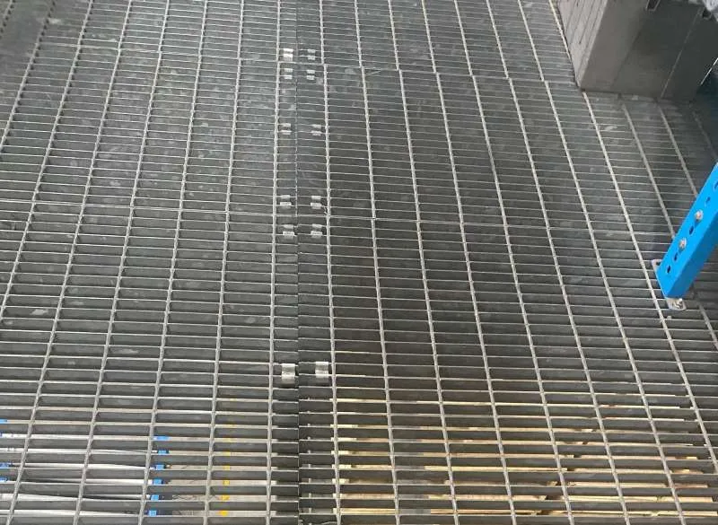 Rejilla de acero Dengtai — rejilla de acero electrosoldada, vista de detalle, peldaños de escalera industrial (foto real de fábrica)