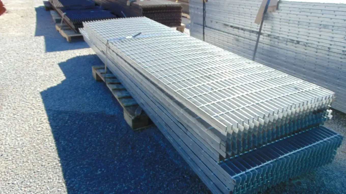 Rejilla de acero Dengtai — rejilla de acero, instalada como plataforma peatonal, peldaños de escalera industrial (foto real de fábrica)